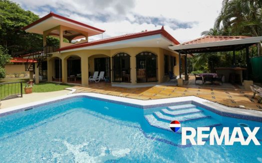 Ocean View | Walk to the Beach | Home + 2 Cabinas