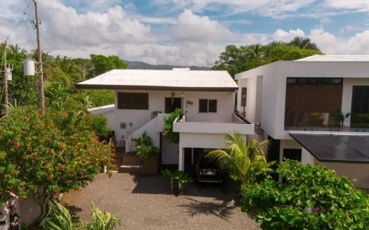 3 BEDROOMS BEACH HOUSE WITH LOCK OFF APARTMENT AND POOL PLAYA HERMOSA JACO (Ph L)